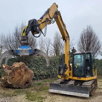 Escavatore 90 q.li con pinza forestale, utilizzato per movimentazione tronchi e ramaglie; importante anche per l'inserimento del tronco nel cippatore.