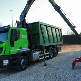 scarrabile completo di gru con polipo (si allunga fino a 9,60 mt); utilizzato per la raccolta di ramaglie, tronchi e trasporto materiale di risulta.